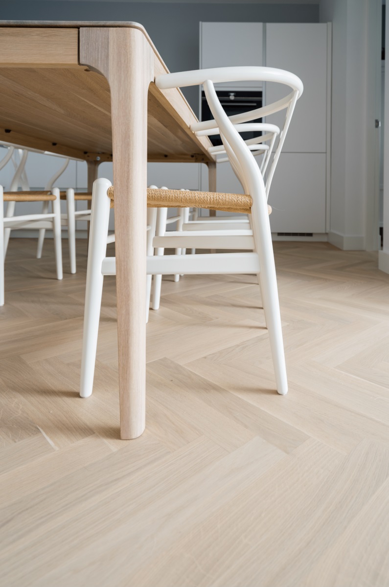 Bauwerk Monopark Tammi crema kalanruotoparketti asennettu keittiön lattialle.